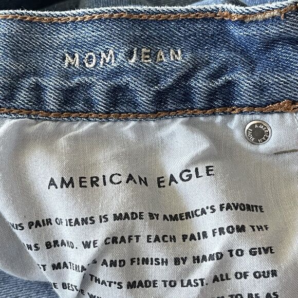 American Eagle SZ 4 Mom Jeans High-Rise Whiskered Distressed Pocket Frayed Hems - Picture 11 of 13